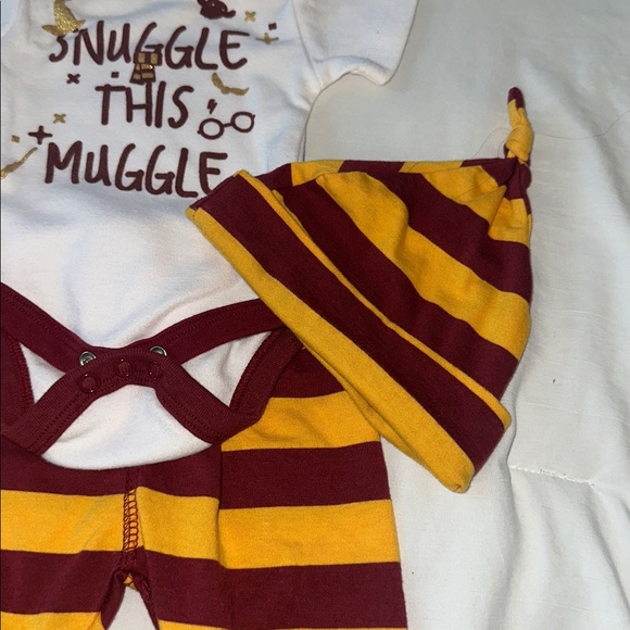 Harry Potter Baby Clothes Set Bodysuit, Pants, Hat and Socks Size 0-3 Months - Picture 3 of 7